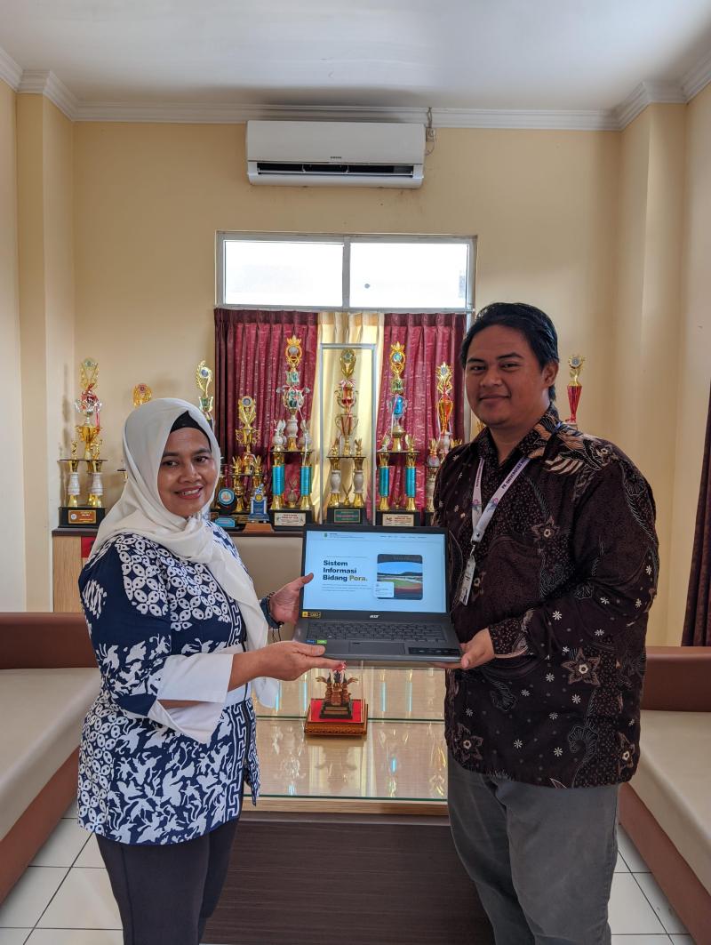 Pengembangan dan tampilan Website SIPORA